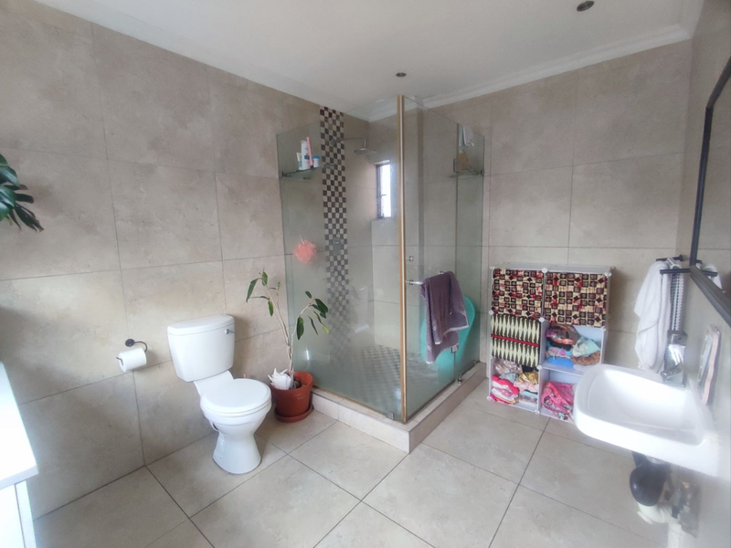 Secure 1-Bedroom And 1-Bathroom Apartment In Westdene - Photo 6