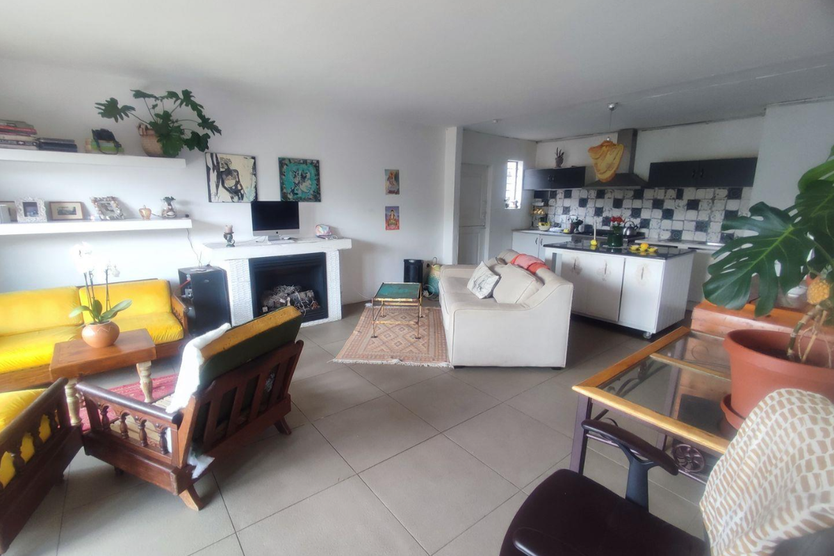 Secure 1-Bedroom And 1-Bathroom Apartment In Westdene - Photo 2