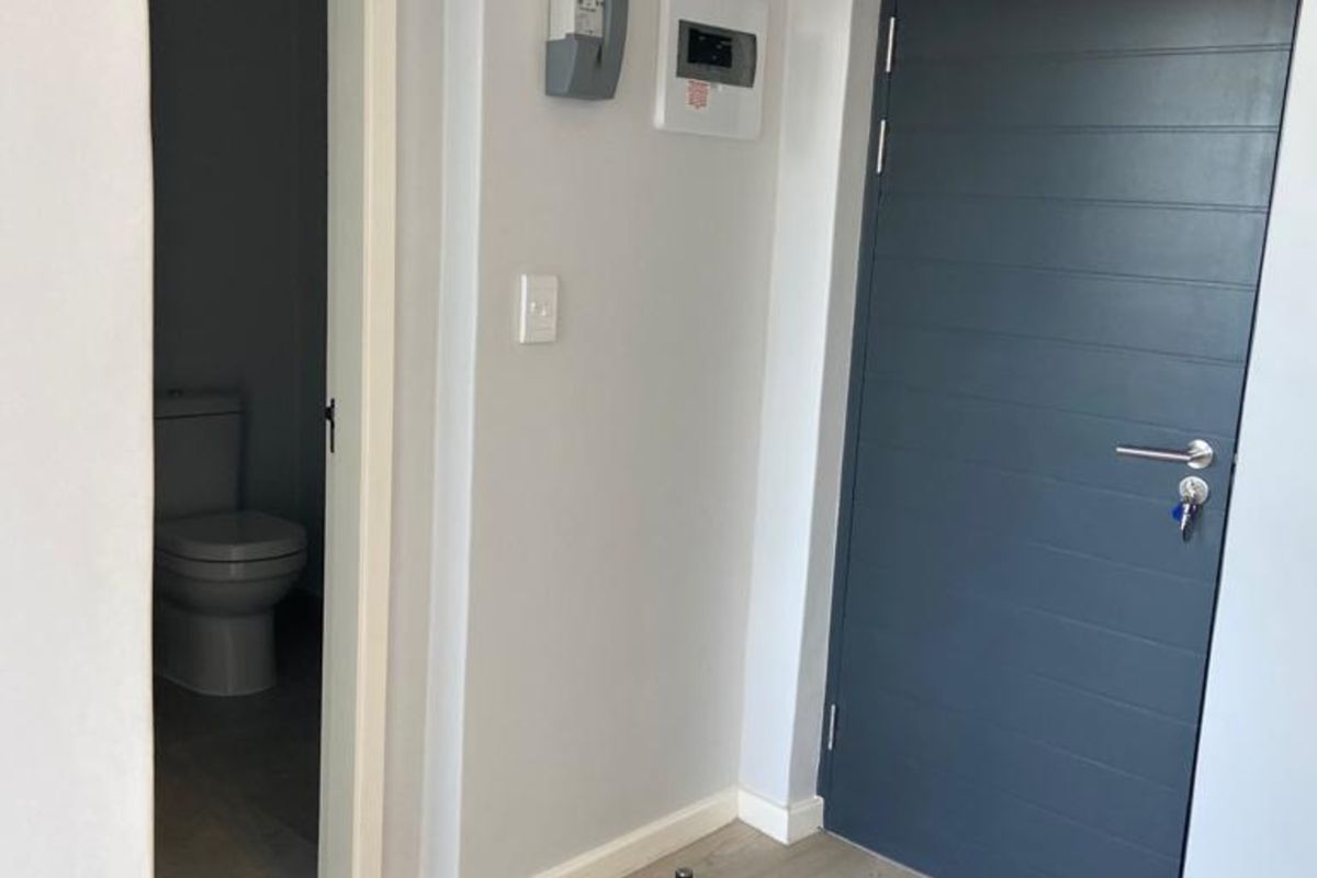 Secure 1-bedroom And 1-bathroom Apartment In Pineworx - Pinelands, Cape Town - Photo 4