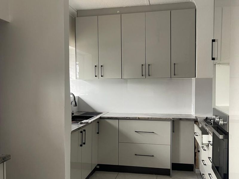 Morden Family Home In Bruma, De Wetshof - Photo 4