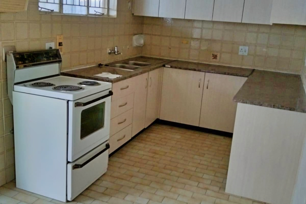 Secure 3-bedroom And 2-bathroom House In Altham Road, Robertsham - Photo 4