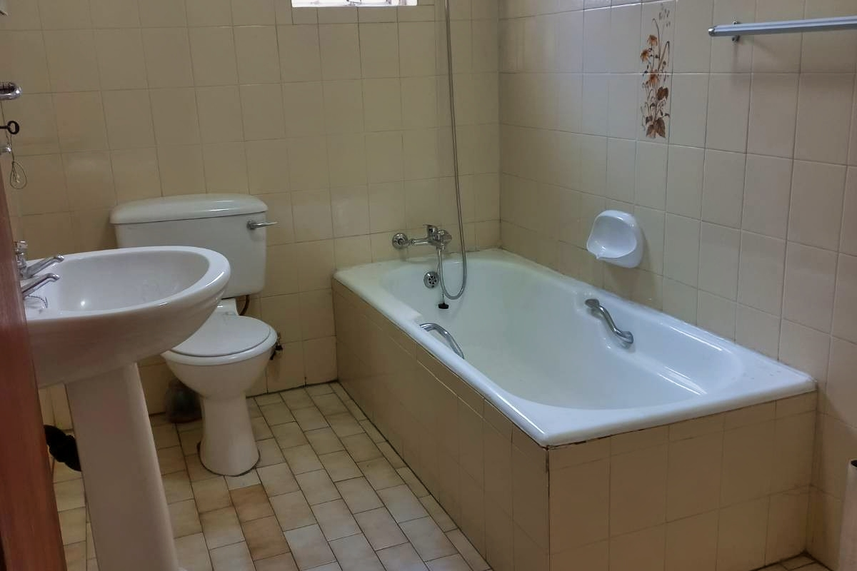Secure 3-bedroom And 2-bathroom House In Altham Road, Robertsham - Photo 4