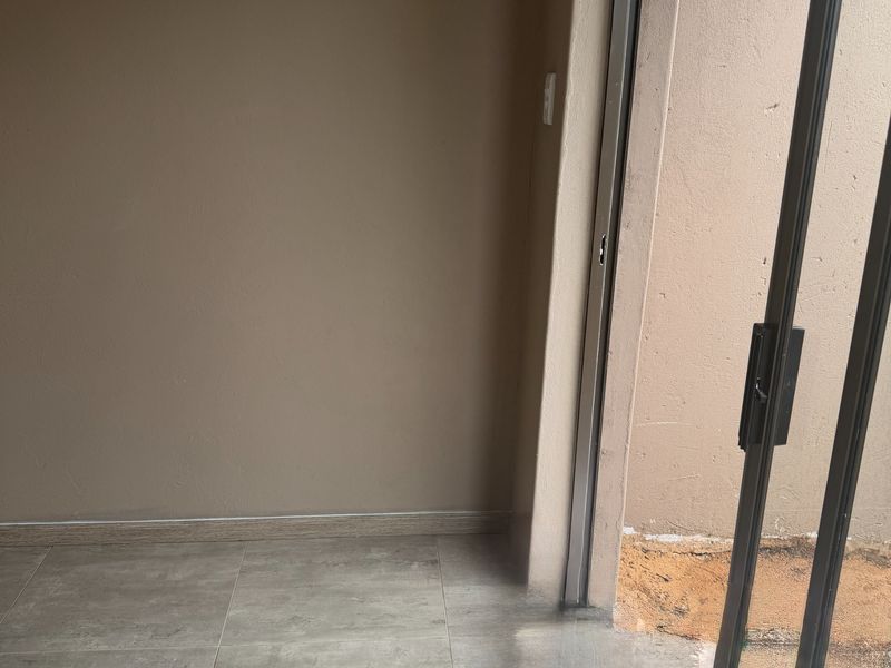 Secure 1-bedroom Apartment In Alexander Street, Birchleigh - Photo 1