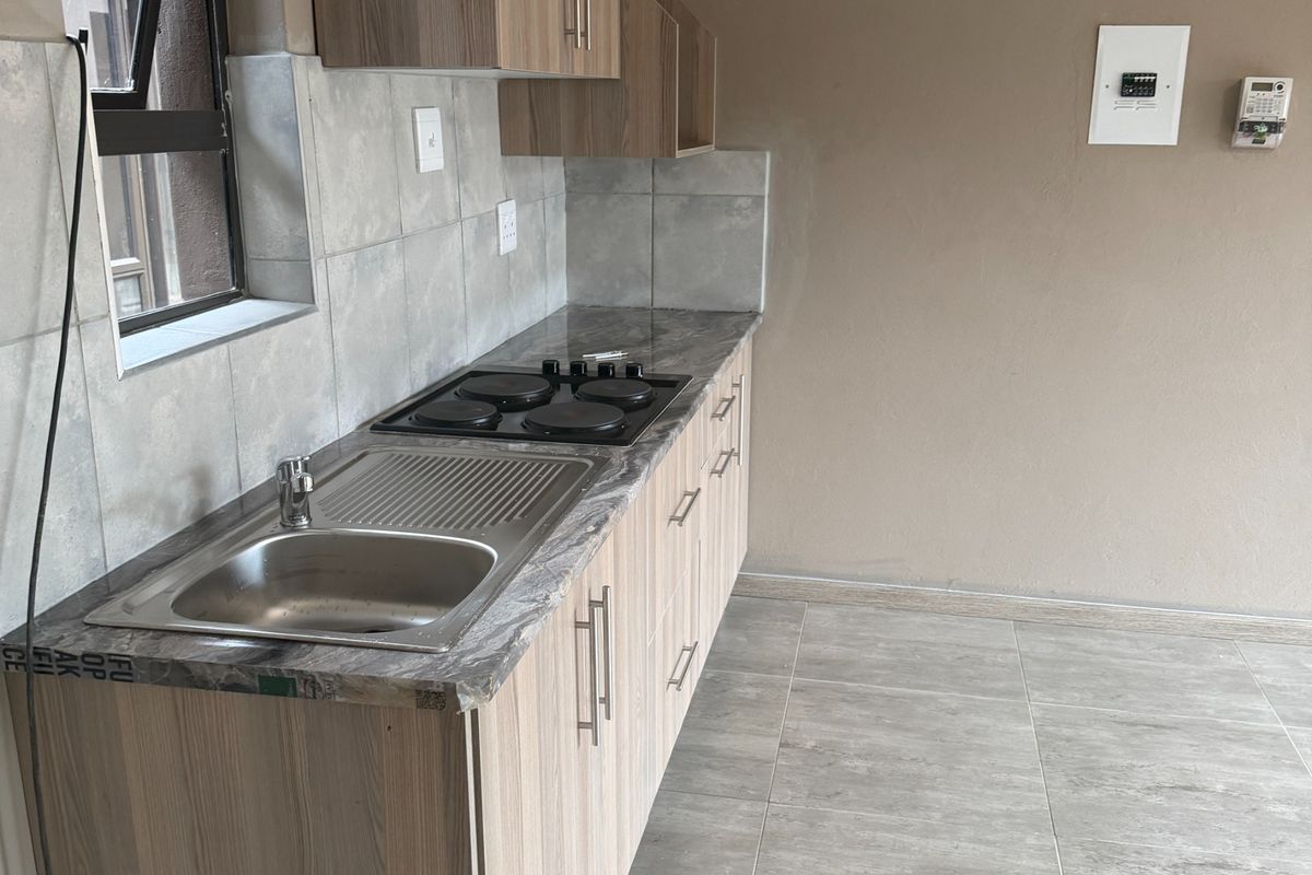 Secure 1-bedroom Apartment In Alexander Street, Birchleigh - Photo 2