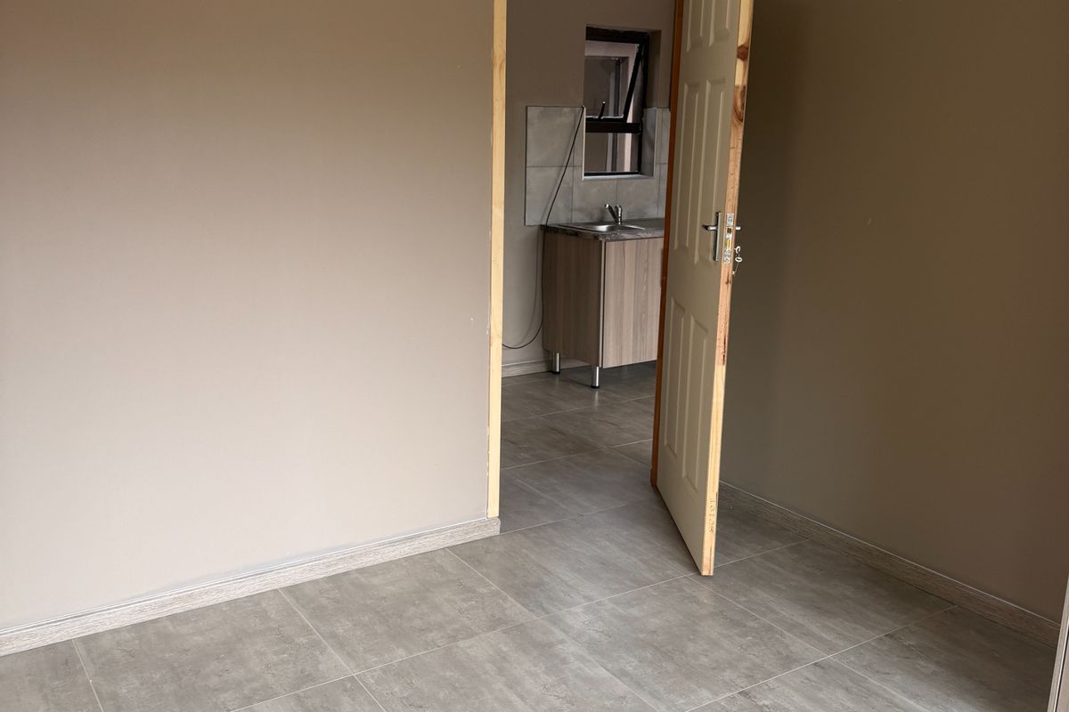 Secure 1-bedroom Apartment In Alexander Street, Birchleigh - Photo 4