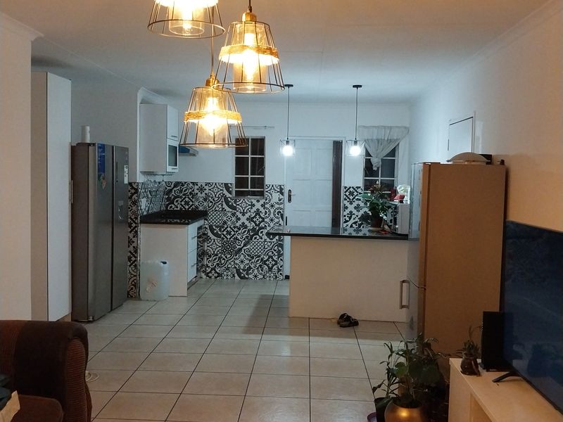 Secure 3-bedroom And 2-bathroom In Honeybuzard Street, Kosmosdal - Photo 3