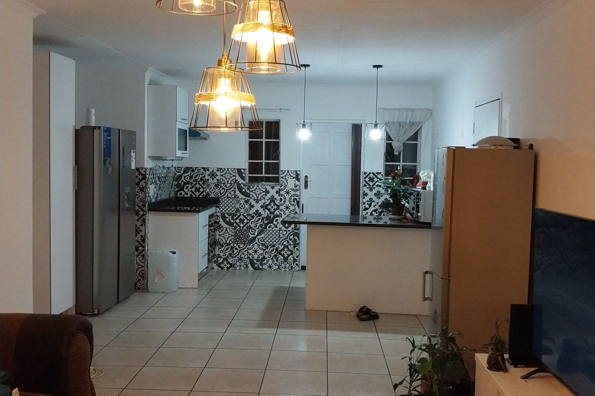 Secure 3-bedroom And 2-bathroom In Honeybuzard Street, Kosmosdal - Photo 3
