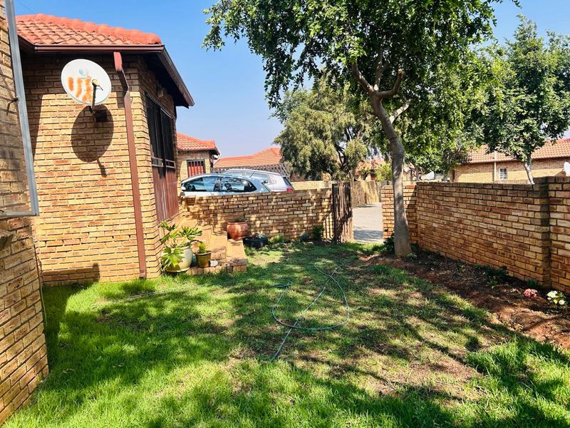 Secure 3-bedroom And 2-bathroom In Honeybuzard Street, Kosmosdal - Photo 7