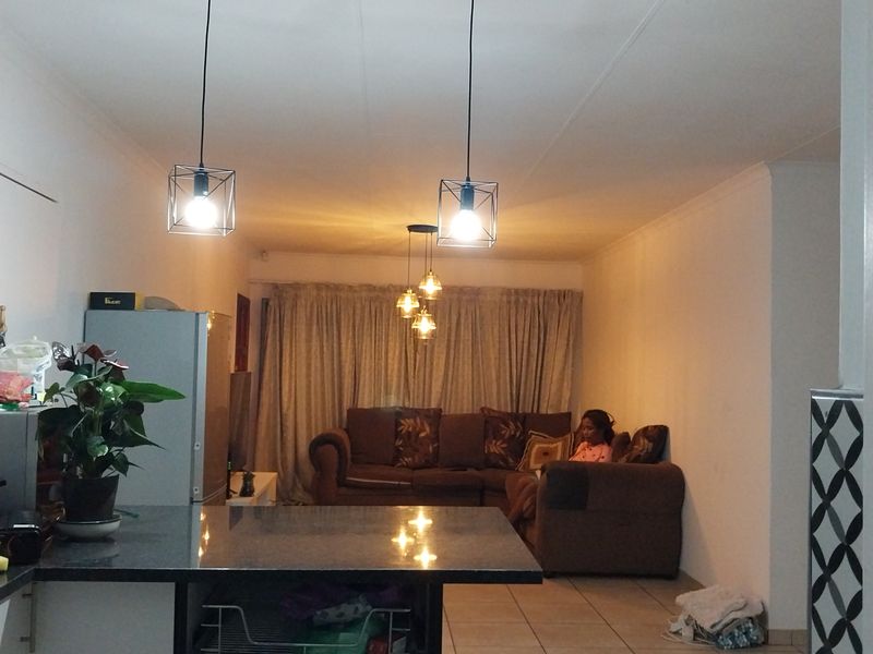 Secure 3-bedroom And 2-bathroom In Honeybuzard Street, Kosmosdal - Photo 2