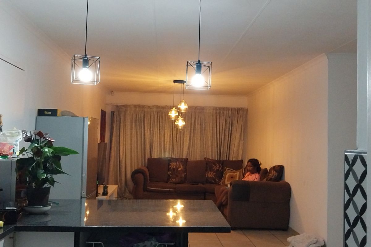 Secure 3-bedroom And 2-bathroom In Honeybuzard Street, Kosmosdal - Photo 2
