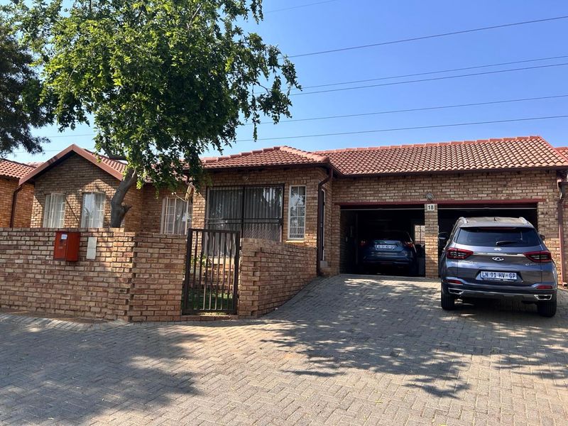 Secure 3-bedroom And 2-bathroom In Honeybuzard Street, Kosmosdal - Photo 10