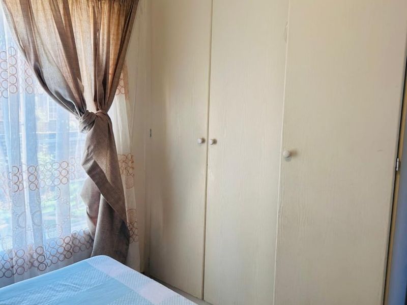 Secure 3-bedroom And 2-bathroom In Honeybuzard Street, Kosmosdal - Photo 6