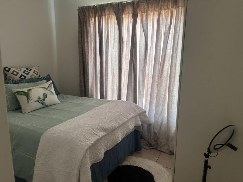 Secure 3-bedroom And 2-bathroom In Honeybuzard Street, Kosmosdal - Photo 4