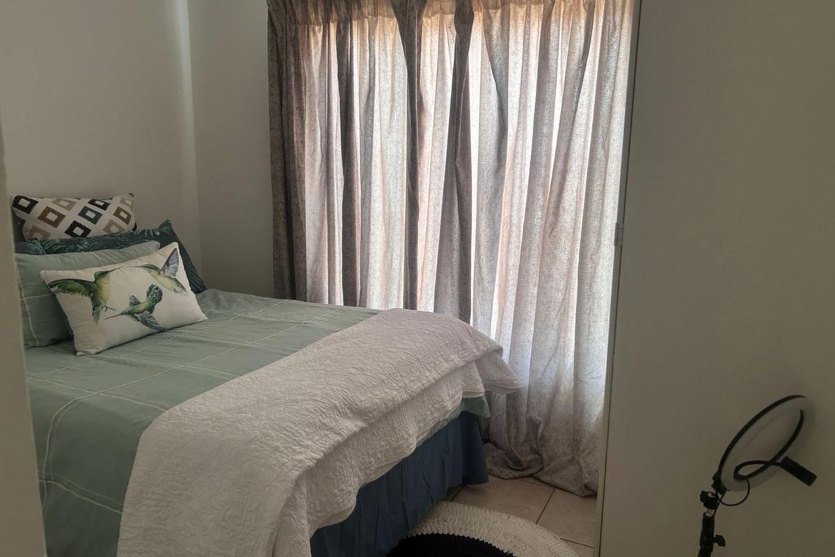 Secure 3-bedroom And 2-bathroom In Honeybuzard Street, Kosmosdal - Photo 4