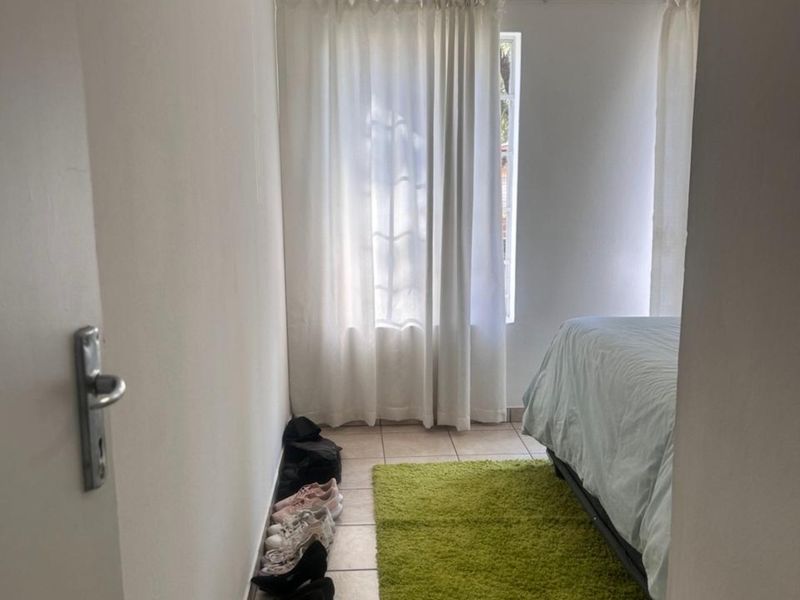 Secure 3-bedroom And 2-bathroom In Honeybuzard Street, Kosmosdal - Photo 5