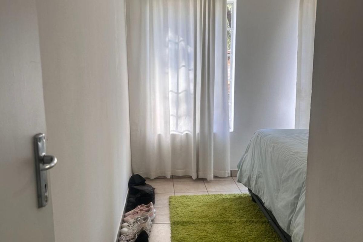 Secure 3-bedroom And 2-bathroom In Honeybuzard Street, Kosmosdal - Photo 5