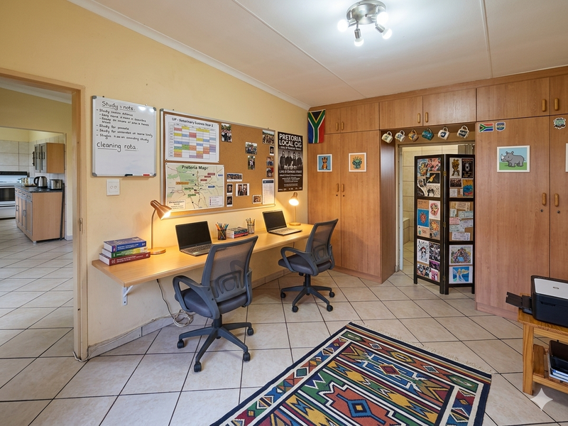 Secure 1-bedroom House In Deetlefs Street - Photo 2