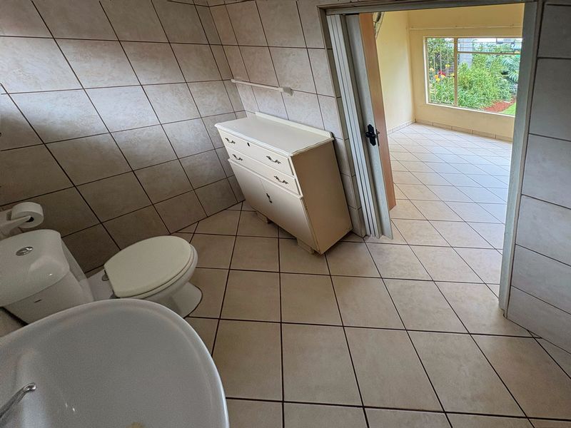 Secure 1-bedroom House In Deetlefs Street - Photo 4