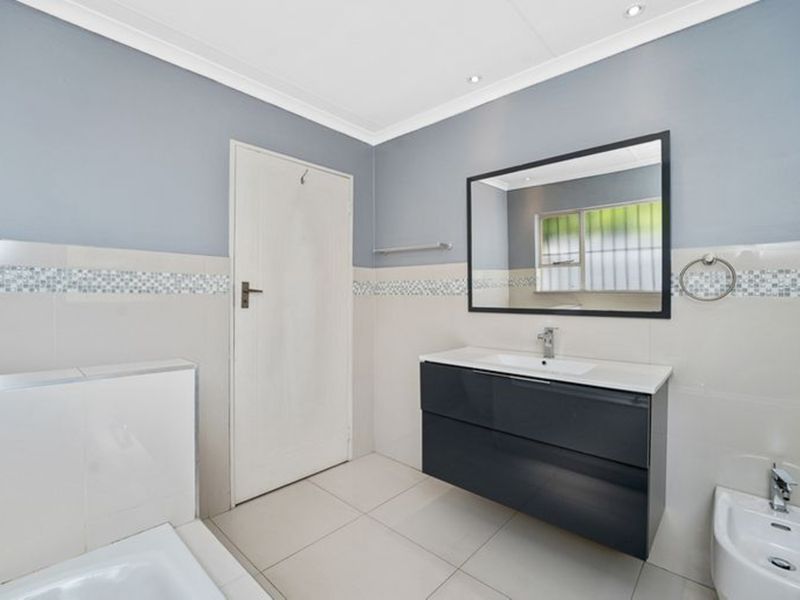 Modern Upmarket 3-bedroom, 3-bathroom Cluster - Photo 8