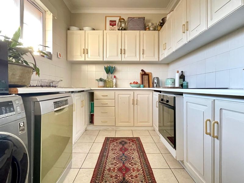 Secure 2-bedroom Apartment In Innes Road, Morningside - Photo 3