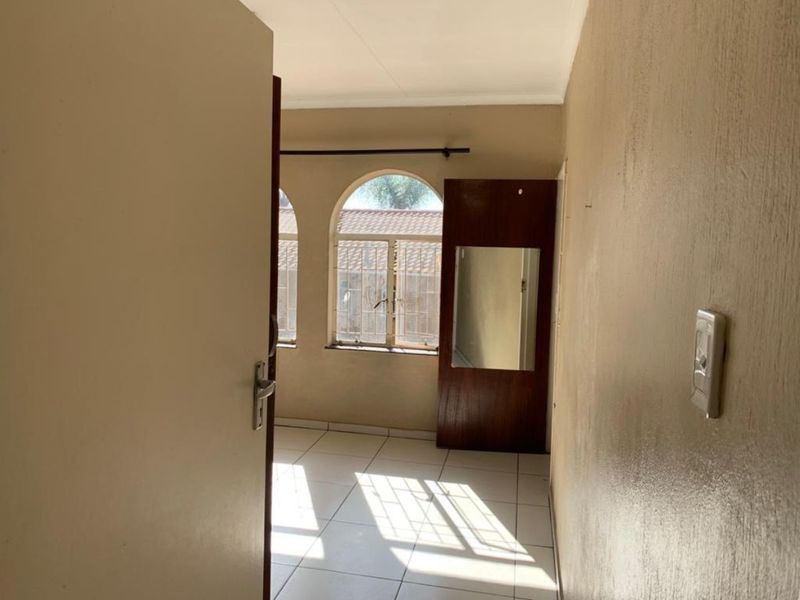 Secure 3-Bedroom And 1-Bathroom Apartment In Pretoria Road, Silverton - Photo 7