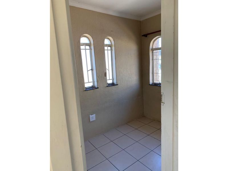 Secure 3-Bedroom And 1-Bathroom Apartment In Pretoria Road, Silverton - Photo 10