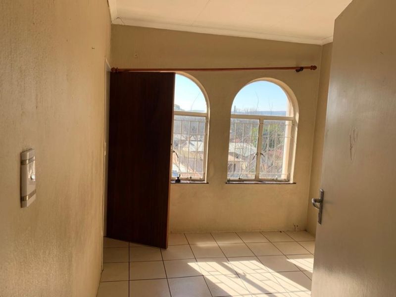 Secure 3-Bedroom And 1-Bathroom Apartment In Pretoria Road, Silverton - Photo 8