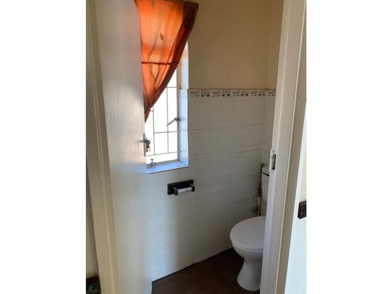 Secure 3-Bedroom And 1-Bathroom Apartment In Pretoria Road, Silverton - Photo 9