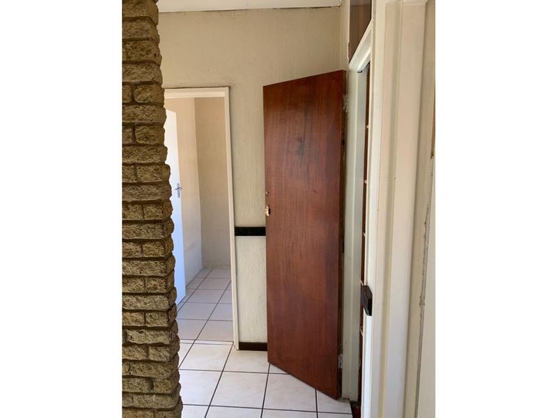 Secure 3-Bedroom And 1-Bathroom Apartment In Pretoria Road, Silverton - Photo 6