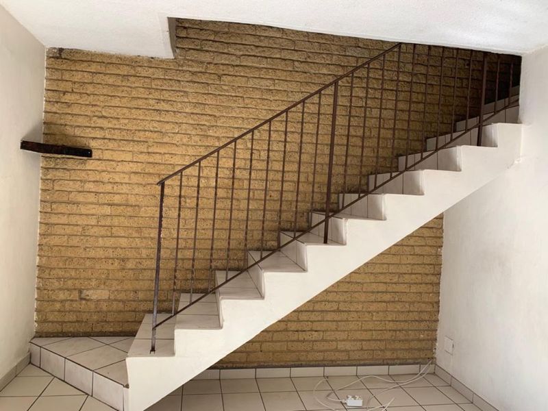 Secure 3-Bedroom And 1-Bathroom Apartment In Pretoria Road, Silverton - Photo 4