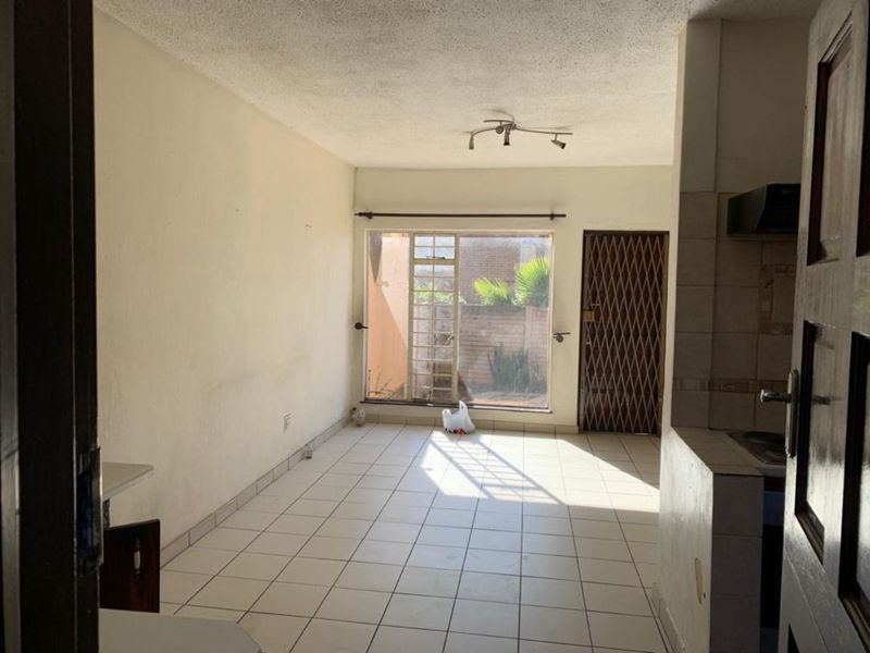 Secure 3-Bedroom And 1-Bathroom Apartment In Pretoria Road, Silverton - Photo 3