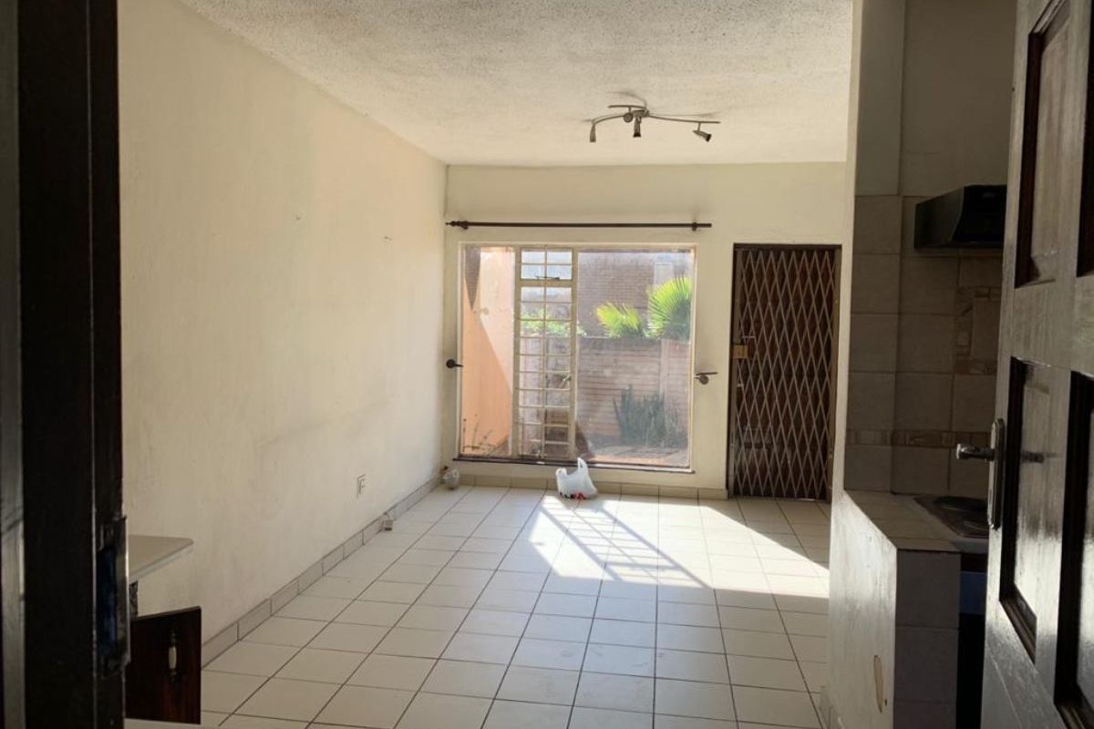 Secure 3-Bedroom And 1-Bathroom Apartment In Pretoria Road, Silverton - Photo 3