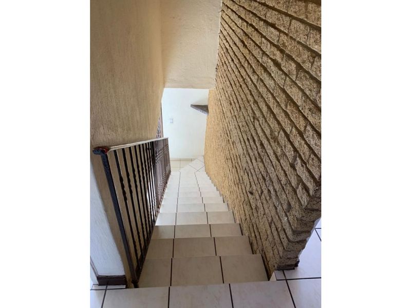 Secure 3-Bedroom And 1-Bathroom Apartment In Pretoria Road, Silverton - Photo 5