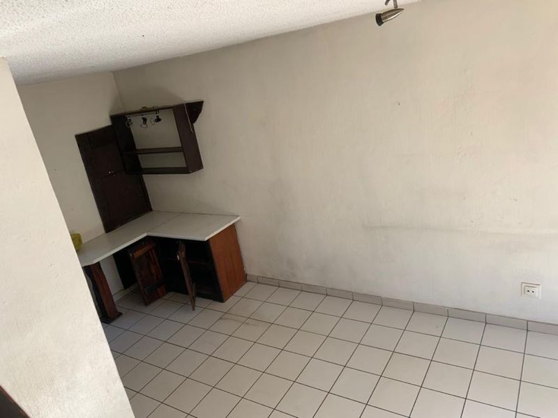 Secure 3-Bedroom And 1-Bathroom Apartment In Pretoria Road, Silverton - Photo 2