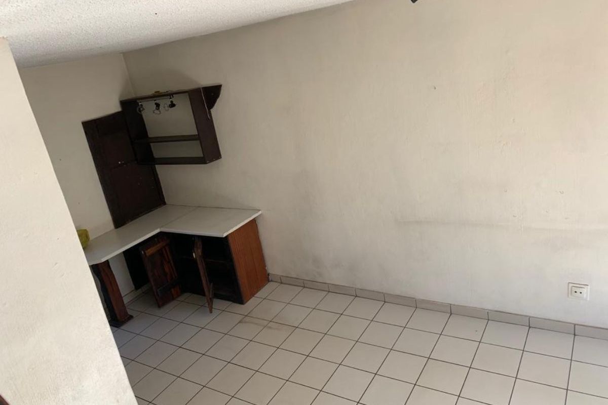 Secure 3-Bedroom And 1-Bathroom Apartment In Pretoria Road, Silverton - Photo 2
