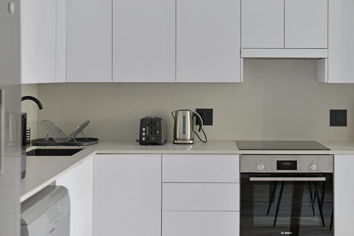 Secure 1-bedroom Apartment In Burg Street, Cape Town City Centre - Photo 2