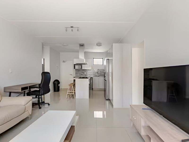 Morden 2 Bedroom And 2 Bath In Bryanston - Photo 3