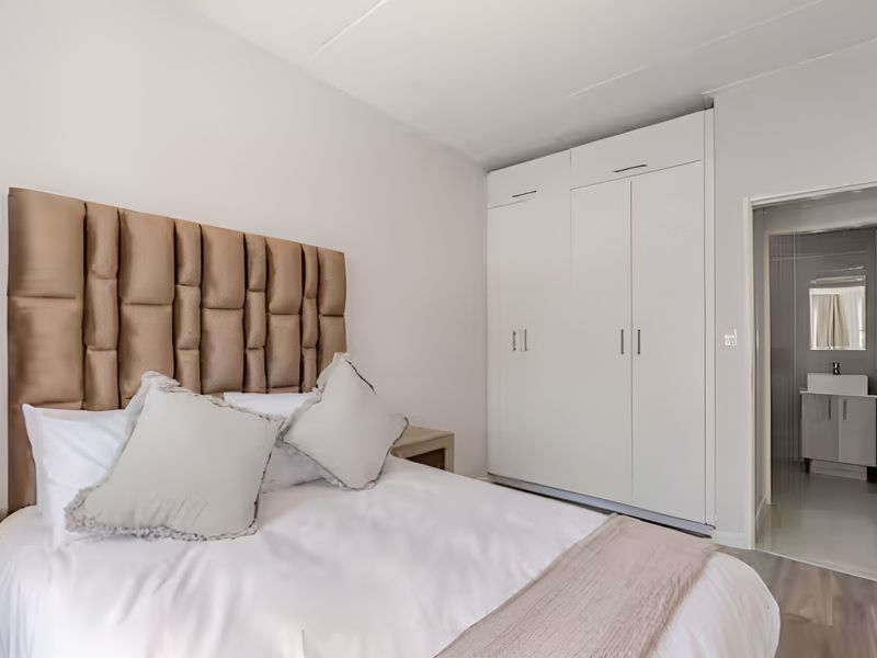 Morden 2 Bedroom And 2 Bath In Bryanston - Photo 4