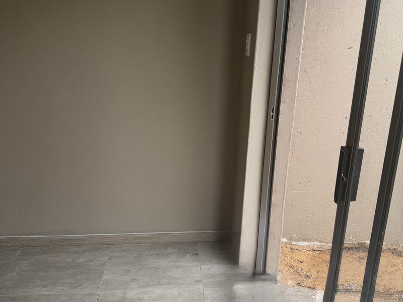 Secure 1-bedroom Apartment In Alexander Street, Birchleigh - Photo 10