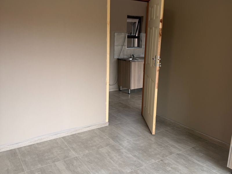 Secure 1-bedroom Apartment In Alexander Street, Birchleigh - Photo 2