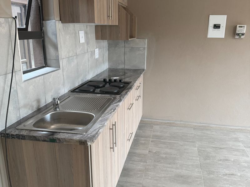 Secure 1-bedroom Apartment In Alexander Street, Birchleigh - Photo 3