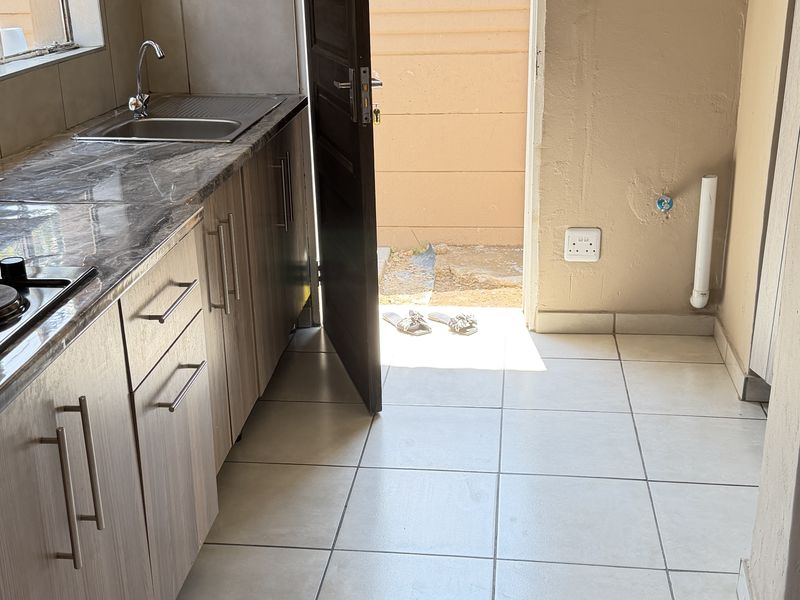 Secure 1-bedroom Apartment In Alexander Street, Birchleigh - Photo 4