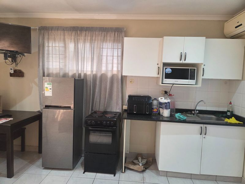 Secure 1-Bedroom Apartment Studio Unit In Umhlanga - Photo 2