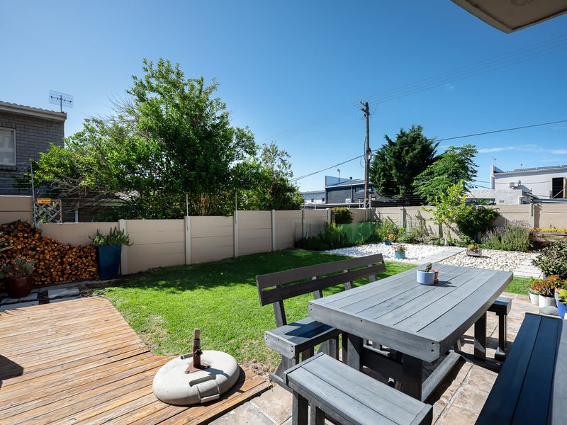 Secure 2-Bedroom And 1-Bathroom Apartment In Arum Road, Table View - Photo 9