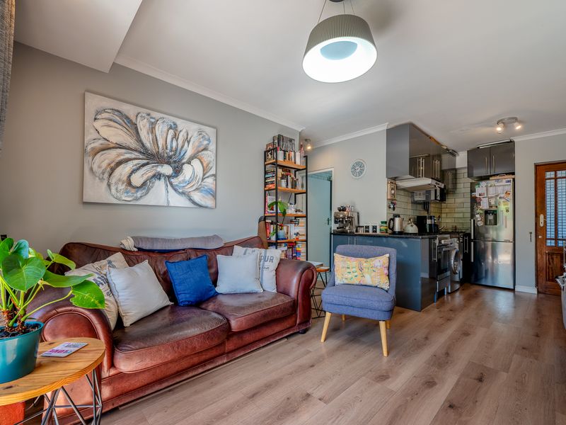 Secure 2-Bedroom And 1-Bathroom Apartment In Arum Road, Table View - Photo 7