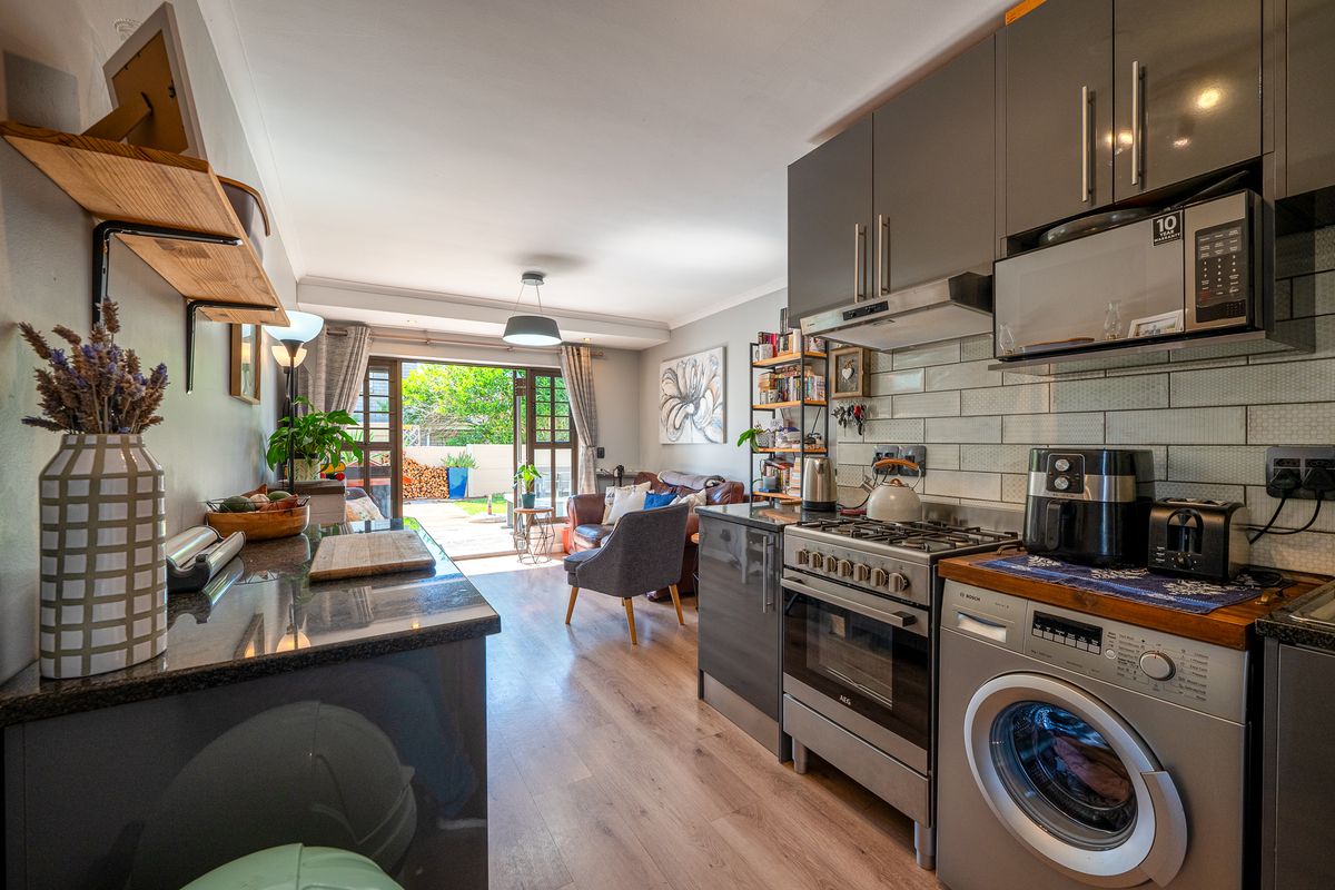 Secure 2-Bedroom And 1-Bathroom Apartment In Arum Road, Table View - Photo 5