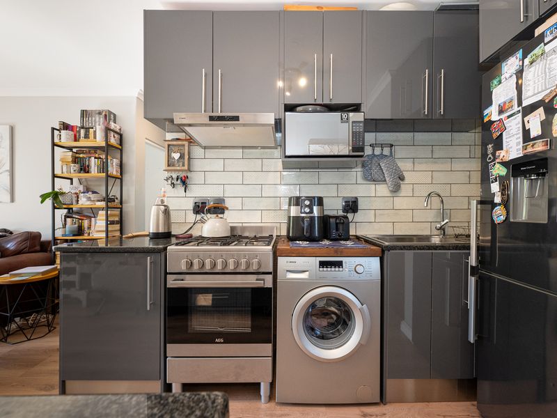 Secure 2-Bedroom And 1-Bathroom Apartment In Arum Road, Table View - Photo 4