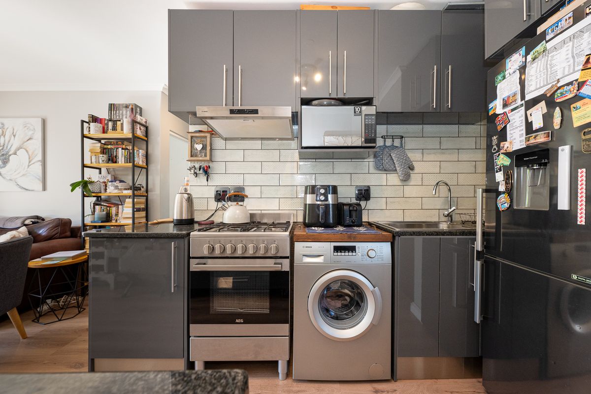 Secure 2-Bedroom And 1-Bathroom Apartment In Arum Road, Table View - Photo 4