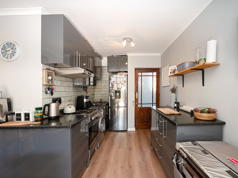 Secure 2-Bedroom And 1-Bathroom Apartment In Arum Road, Table View - Photo 3