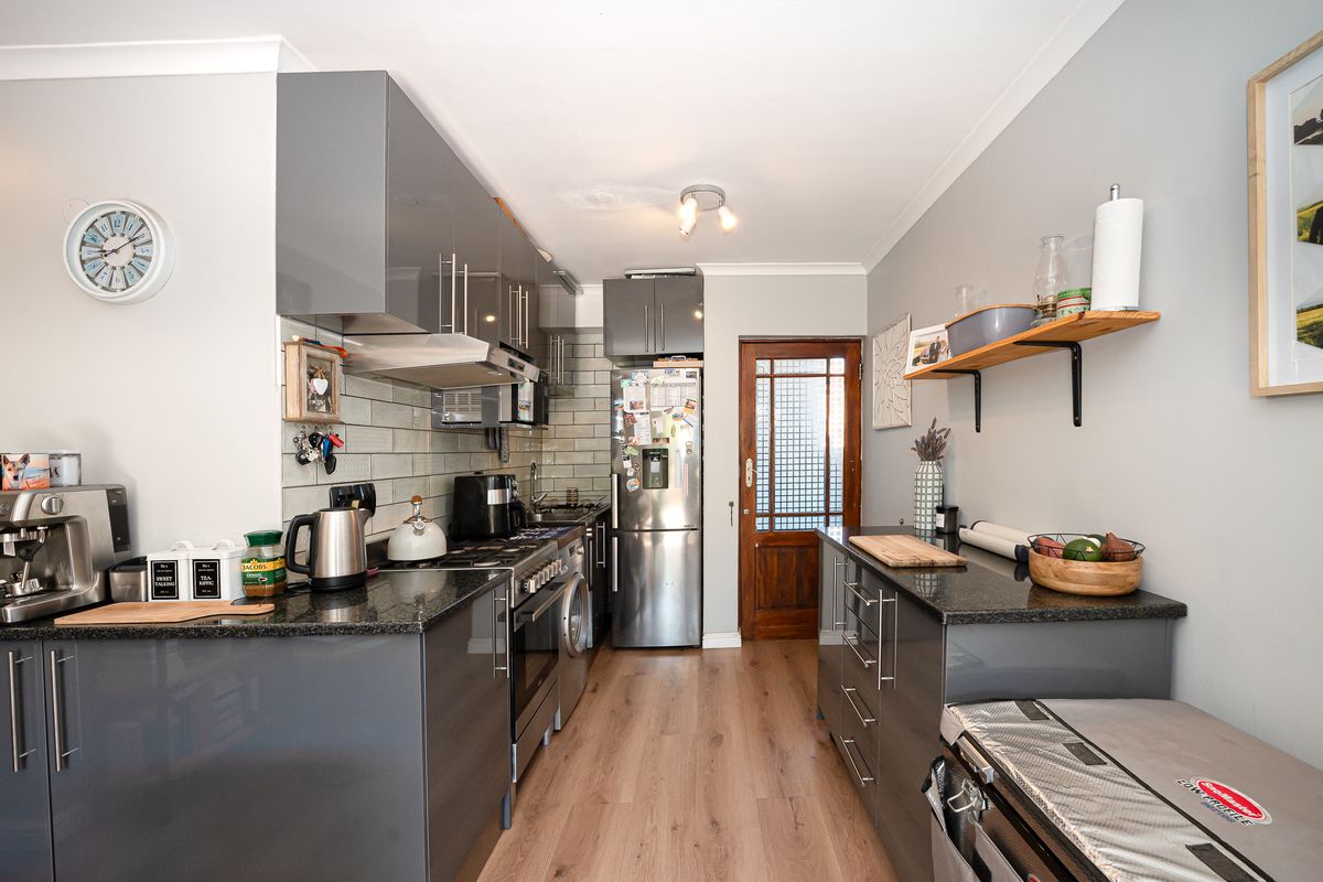 Secure 2-Bedroom And 1-Bathroom Apartment In Arum Road, Table View - Photo 3